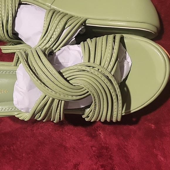 NIB Azalea Wang Gail platform chunky Sandal in green - Picture 3 of 4